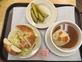 Katz tzibeleeierbagel zupmitkneidlech attiksgurka besk